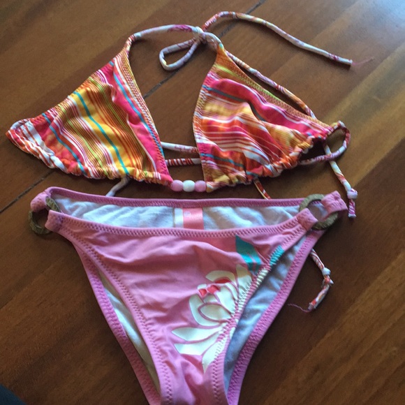 Split bikini - Picture 2 of 2